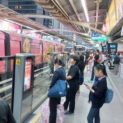 Am Bahnhof Surasak - unser Zug fährt ein