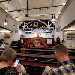 Kircheninneres, sparsam geschmückt