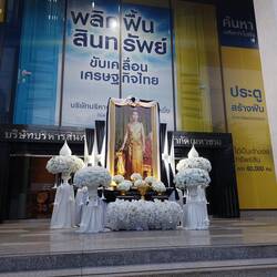 Auf dem Weg zur Hochbahn - Man gedenkt überall der kürzlich verstorbenen Königinmutter Sirikit