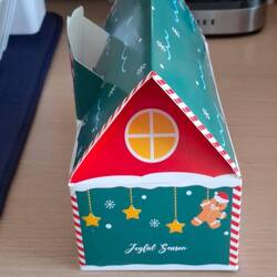 Der Weihnachtsstollen kam in passender Verpackung