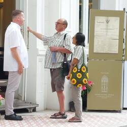 Pater Andreas begrüßt die Besucher der Andacht