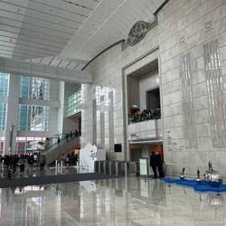 bis 2013 die schnellsten Aufzüge der Welt, mit 60 km/h)