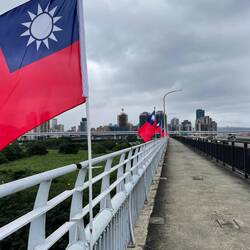 die ganze Stadt ist beflaggt, es ist aber kein Feiertag, muss wohl wegen meinem Besuch sein 😊