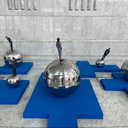 es gibt eine riesige 660 Tonnen schwere Stahlkugel im Gebäude zum Ausgleich der Schwingungen