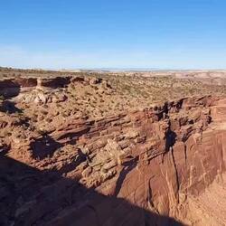 Die "Straßen" stammen noch aus der Zeit des Uranabbaus.