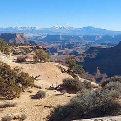 Da sind se wieder die Berge mit Schnee ... und Canyons.