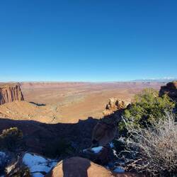 Im Schatten liegt noch Schnee.