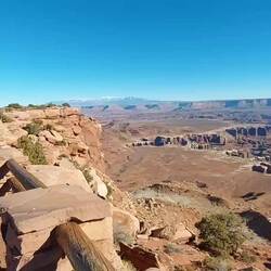Am Anfang ist noch Geländer, nach hundert Meter nicht mehr.