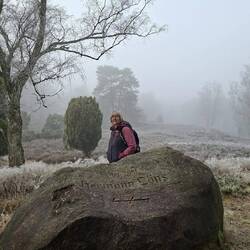 Bizarre Grabstätte mit Wolfsangel