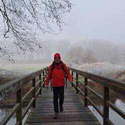 Querung der Böhme über eine richtig glitschige Brücke