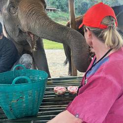 Kathi gab Wassermelone zum füttern