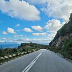 Dort ist Athos, zum Glück ist Anina genug weit weg.