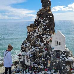 Viele Steine mit den Namen und Daten