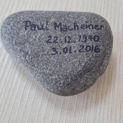 Ich unseren Stein beschrifte