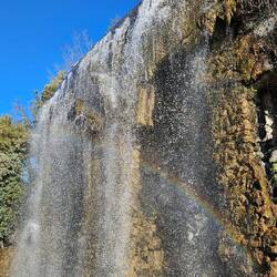 Wasserkaskade auf dem Burghügel, man beachte den Regenbogen 🤓