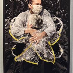 „Umarmung unter Schutzfolie“