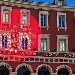 Festlich angestrahlte Fassaden an der Place Massena - im nizzaischen Dialekt