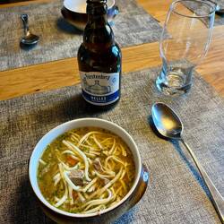 Erster Gang - suuuuperleckere Nudelsuppe mit Rindfleisch