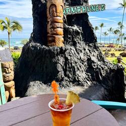 Ein leckerer Cocktail vor imposanter Kulisse