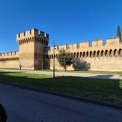 Fahrt stadtauswärts, vorbei an der schönen alten Stadtmauer, 4,3km lang, 14 Jh.