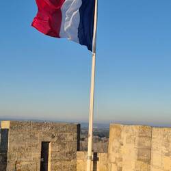 ...ununterbrochen besiedelt. Wir haben die Burg, mit Hund 🐕, erobert 😅.