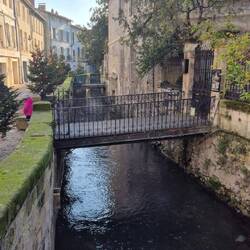 Sorgue, kleines Flüsschen in Avignon, mündet in die Rhone.