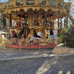 ...und überqueren den kleinen Weihnachtsmarkt.