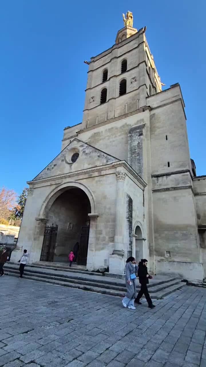 Passend zum Chanson 🎶 sind wir am Sonntag in Avignon😉. Der mächtige Papstpalast.