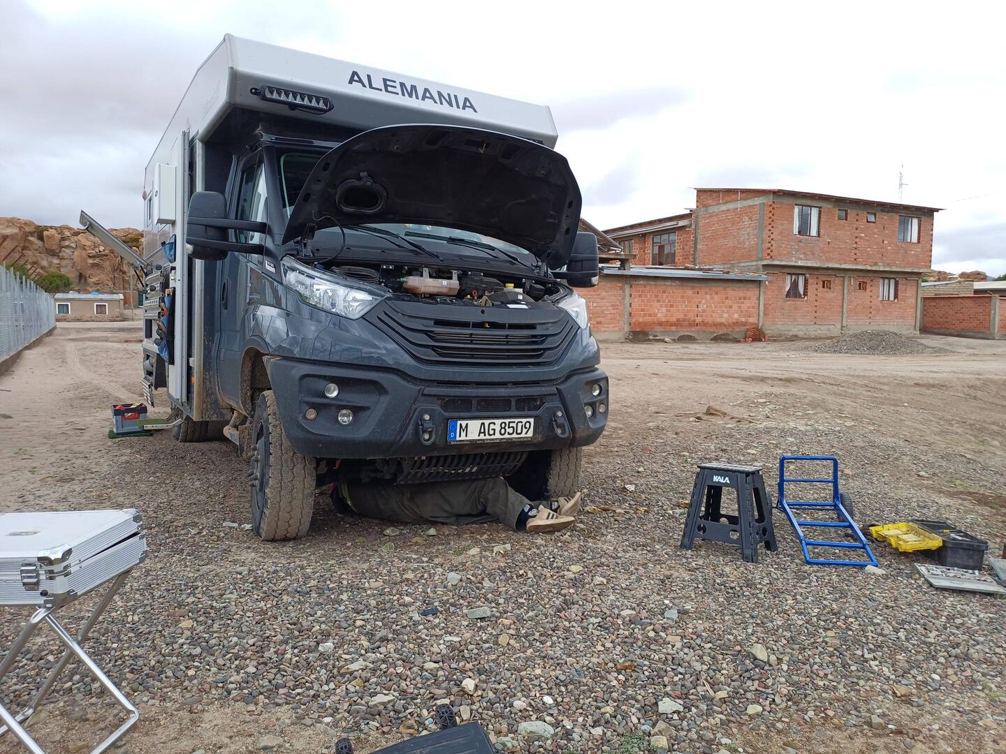 Mechaniker unter dem Auto