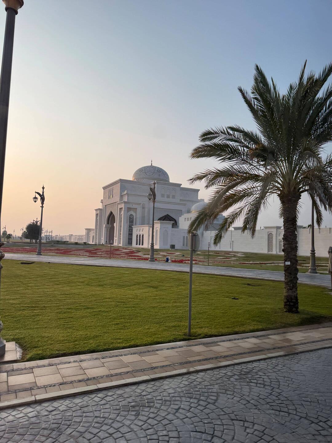 53 Fußballfelder umfasst das Palastgelände - und sie haben eine Busflotte für die Besucher