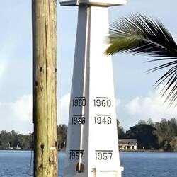 Hier ist die Höhe vergangener Tsunamis markiert.