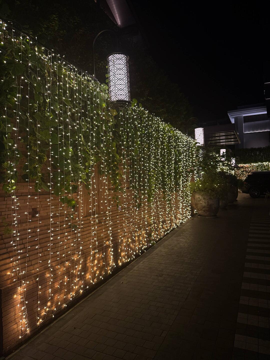 Beleuchtung außerhalb des Hotels