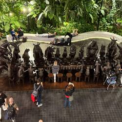 Airport Doha, die Abendtafel der Tiere