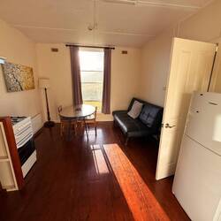 ...herrlich die Einrichtung mit Schiffsplankenboden wie in den 20ern