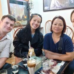 Meeting one of Nys aunts who runs one of their cafės