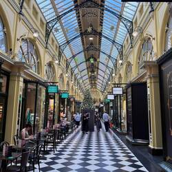 Royal Acarde, mit vielen kleinen Geschäften