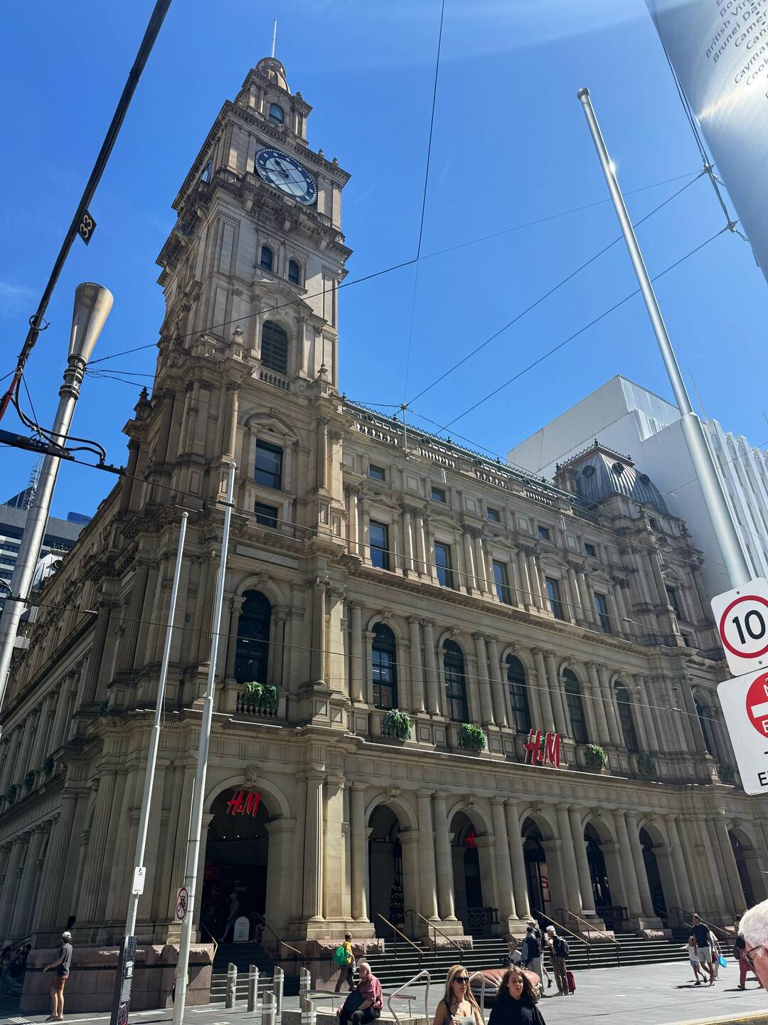 H&M in einem historischen Gebäude