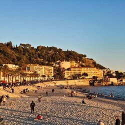 Am Quai des États-Unis genießt tout Nizza die Abendsonne...
