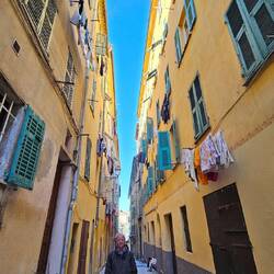 Die schmalen Gassen mit den gelben und ockerfarbenen Häusern...