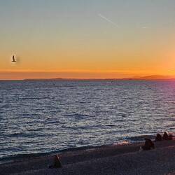 ... bis sie spektakulär im Meer versinkt.
