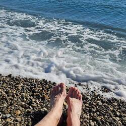 La mer (davor zwei winterweisse Beine einer älteren Dame, die lieben anonym bleiben möchte 😅)