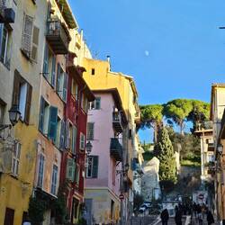 Die Altstadt schmiegt sich an den westlichen Hang des Burghügels, entsprechend geht es ...