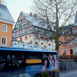 Triberg wird erreicht. Es ist Sonntag. Massen von Touris sind in der Stadt