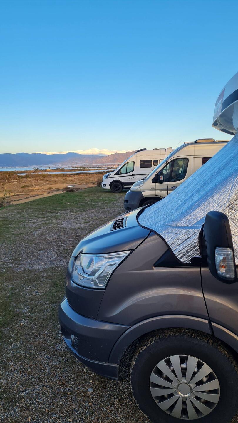 In der Ferne leuchtet am Morgen der Schnee auf den Bergen