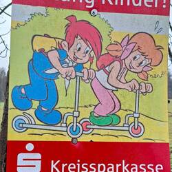 Werden hier die Kinder vor der Sparkasse gewarnt?