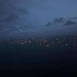 Anflug auf Singapur, Schiffe in der Straße von Singapur