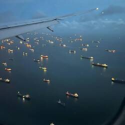 Anflug auf Singapur , Krass wie viele Schiffe in der Straße von Singapur liegen