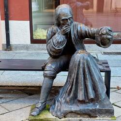 A vandalised statue of Antonio Stradivari.
