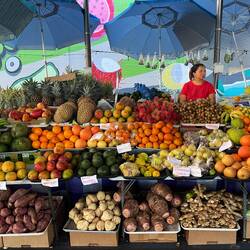 Ein Gemüse- und Obststand