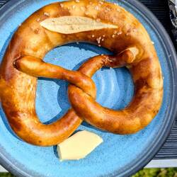 Brezn vom deutschen Bäcker, Stück 3 Euro, schlecht warn's ned